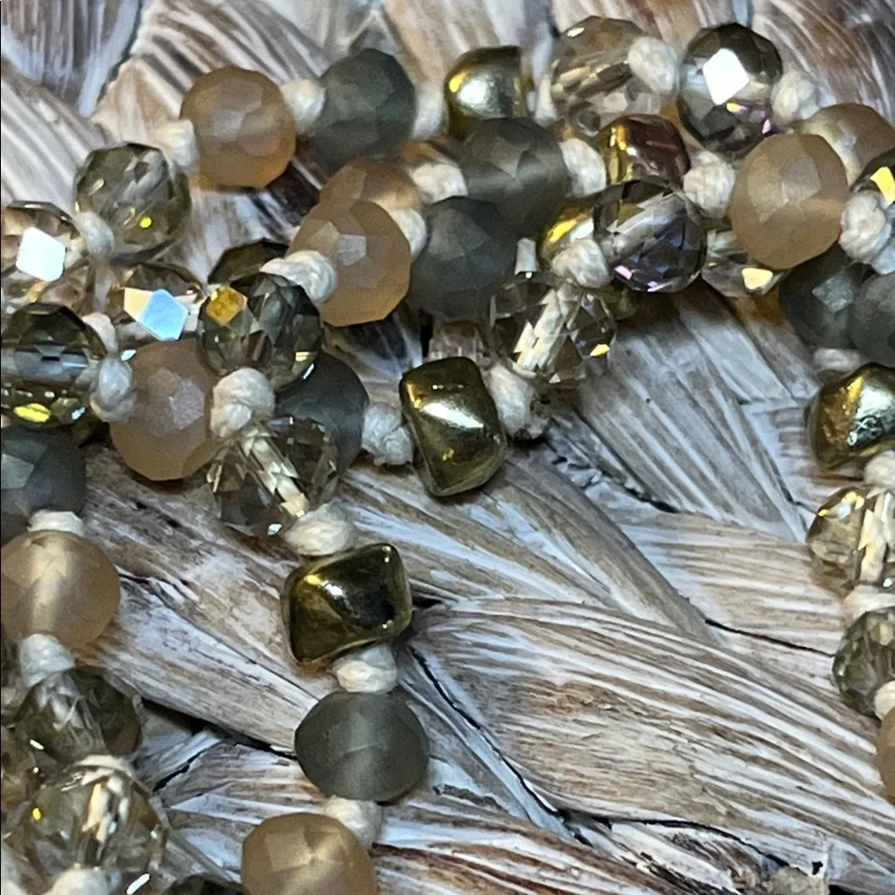 Elegant Beaded Bracelet‎ with Gold Accents